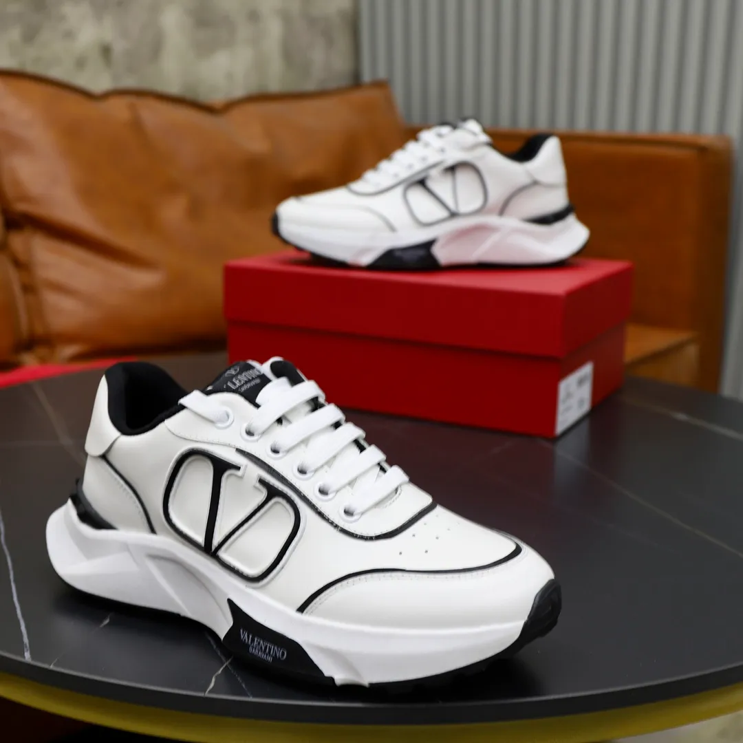 Men's shoes 💰480💰VALENTINO/Valentino 2024s men's latest low-top thick-soled sports shoes are shipped. Made with heavy industry, men's fine casual sports shoes, versatile style. Original leather, rubber lines embellished with geometric segmented uppers, hand-sewn, novel and fashionable, rubber soles with rivet details on the front and back, VALENTINO GARAVANI LOGO printed on the side, and Valentino decorative inlay on the tongue. Garavani Logo, comfortable, breathable and durable! Comes with full original packaging! Code number: 38-39-40-41-42-43-44 (45 can be customized)